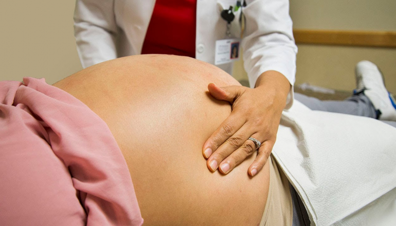 Pregnant women who contract COVID-19 late in pregnancy may face severe pneumonia