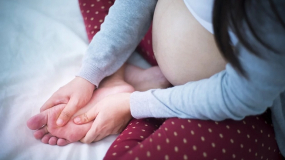 3 Ways to Soothe Swollen Feet from Pregnancy