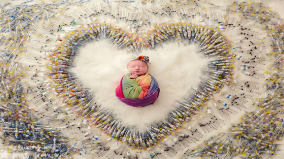 Beautiful Picture Of Newborn Baby Girl Surrounded By 1,616 Needles 