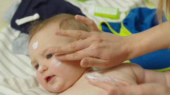 How to Put Sunscreen on a Baby?