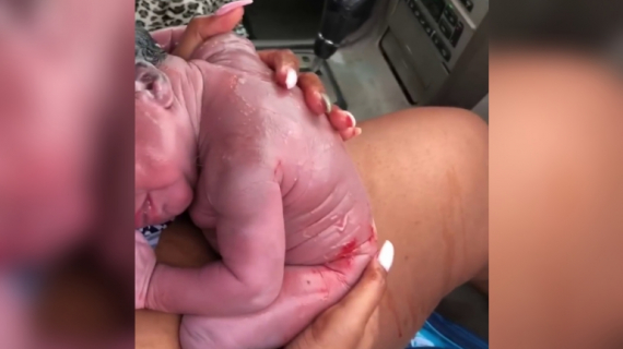 Mom Gives Birth to Baby in the Front Seat of A Car Mom Gives Birth to Baby in the Front Seat of A Car