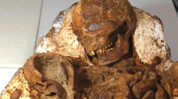 Mother Found Still Cradling Baby After 4800 Years