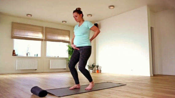 How to in 60 Seconds Pregnancy Yoga: Camel Walk