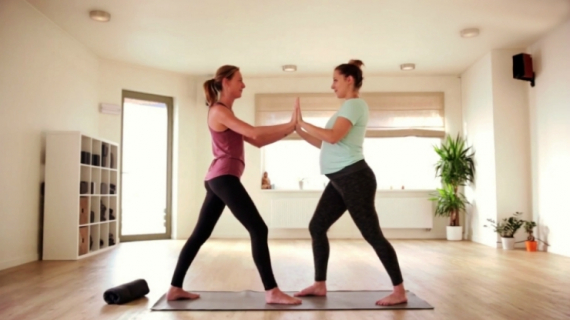 How to in 60 Seconds Pregnancy Yoga: Couples Work