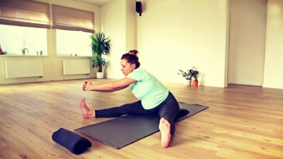 How to in 60 Seconds Pregnancy Yoga: Stir the Soup