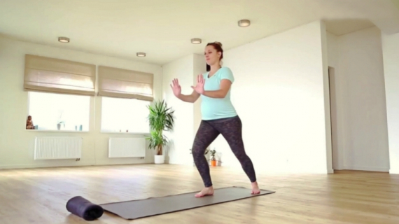 How to in 60 Seconds Pregnancy Yoga: Warrior