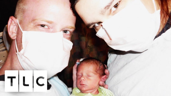 Terrified Woman Unexpectedly Gives Birth at A Service Station 