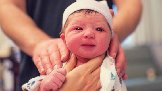 Mom Photographer Takes Birth Photos of Her Own Labor